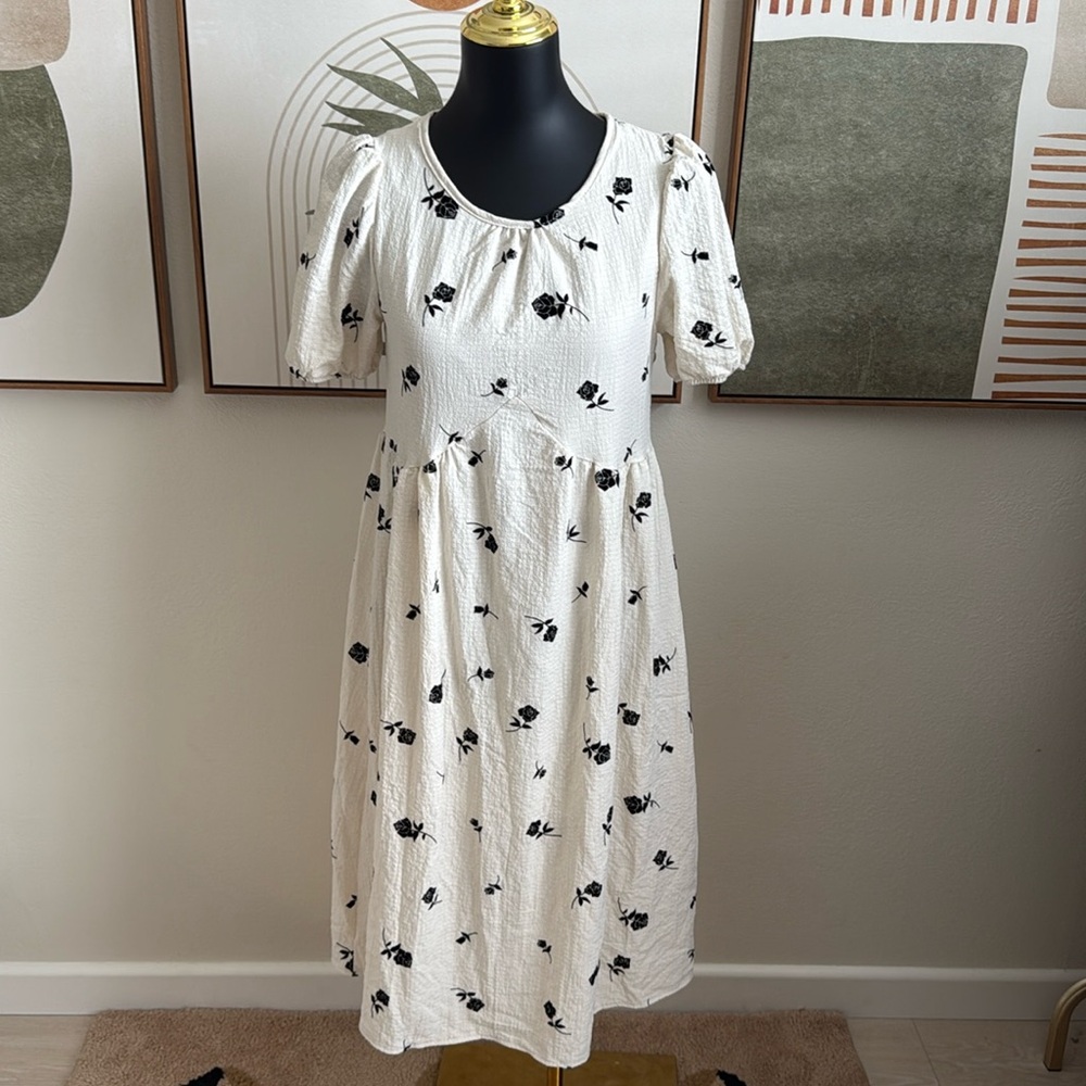 ✨ Black and Cream Floral Midi Short Sleeve Dress